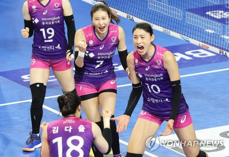 (화성=연합뉴스) 15일 경기도 화성종합경기타운 실내체육관에서 열린 프로배구 V리그 여자부 IBK기업은행 알토스와 흥국생명 핑크스파이더스의 경기. 득점에 성공한 흥국생명 김연경이 기뻐하고 있다.