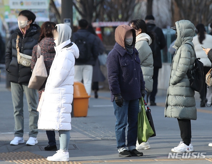 3월 중순 꽃샘추위로 전국 아침 영하권 날씨를 보인 지난 13일 서울 세종로사거리에서 시민들이 두꺼운 겉옷을 입고 걸어가고 있다.