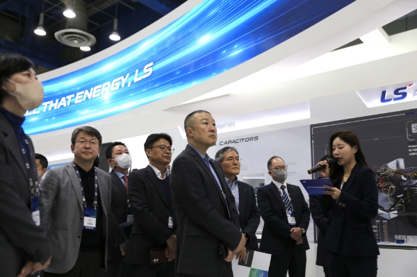 구자은 LS그룹 회장이 15일, 서울 코엑스에서 개최된 인터배터리 2023에서 그룹 EV 밸류체인 역량을 집결한 LS 전시관을 둘러보고 있다.