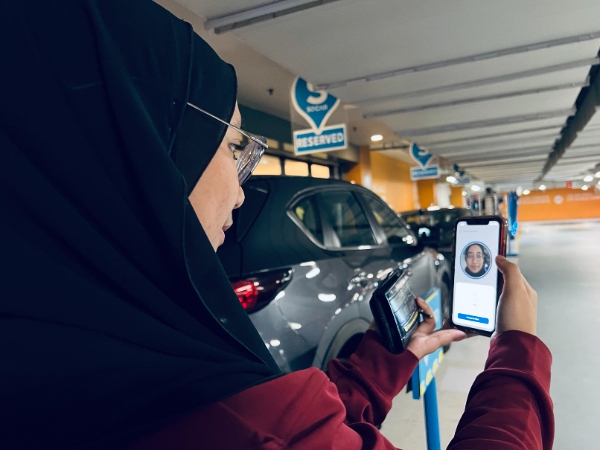 쿠알라룸푸르 외곽에 있는 방사 지역의 방사쇼핑센터(BSC)에서 쏘카를 이용중인 고객. / 사진제공:SK㈜