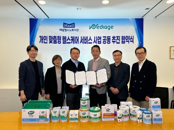 매일헬스뉴트리션 박석준 COO, 메디에이지 이건웅 대표가 협약서를 들고 기념 촬영하는 모습