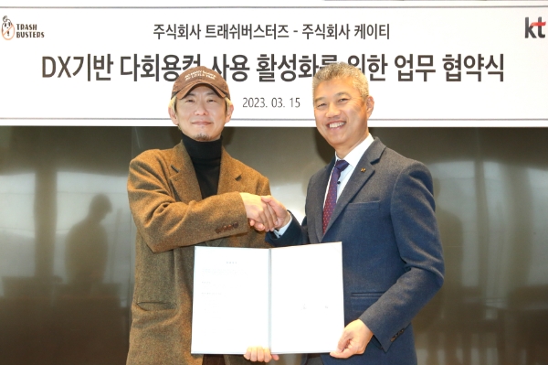 KT 강북강원법인고객본부 유창규 상무(오른쪽)와 트래쉬버스터즈 곽재원 대표(왼쪽)가 업무협약을 체결하고 있다. / 사진제공:KT