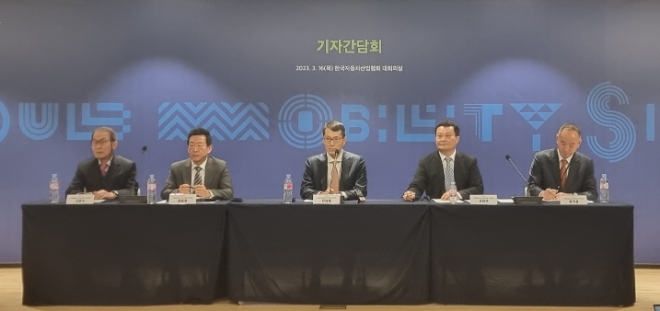 서울모빌리티쇼조직위원회는 16일 오전 서울 서초구 자동차회관에서 기자간담회를 열고 2023서울모빌리티쇼에 대한 주요 추진 상황을 공개했다. 사진은 조직위 주요 관계자가 질의응답에 답하고 있는 모습. (사진 = 한장희 기자)