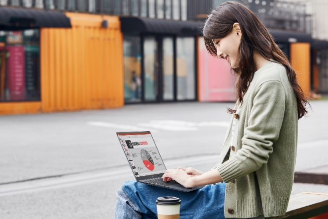 LG전자는 더 얇고 가벼워진 초경량 프리미엄 노트북 ‘LG 그램’을 선보인다고 16일 밝혔다. 15.6형(대각선 길이 39.6cm) 대화면을 탑재하고도 무게는 '990g'으로 1kg이 채 되지 않는다. 사진은 모델들이 LG 그램 신제품을 체험하는 모습. (사진 = LG전자 제공)