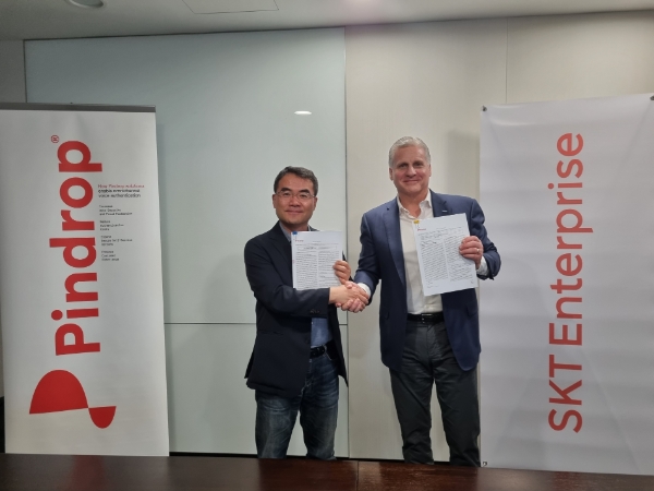 MOU 체결 모습. (왼쪽부터 SKT 이규식 Enterprise AI사업담당, 핀드롭 마이클 휴즈 부사장(Michael Hughes Global GM)) / 제공:SKT