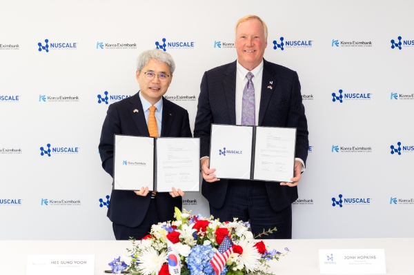 윤희성 수은 행장(사진 왼쪽)이 15일(현지 시간) 미국 메릴랜드주 록빌(Rockville)에 위치한 뉴스케일파워 사무소에서 존 홉킨스(John Hopkins) 뉴스케일파워 CEO와 만나 '한국기업의 해외 SMR 진출 확대를 위한 금융협력 MOU'를 체결했다. / 사진 = 한국수출입은행 제공