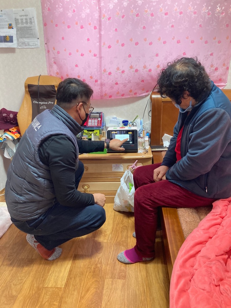 응급 안전 알림 서비스 안내해주는 모습 (사진제공 = 완도군)