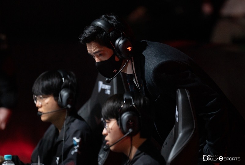 kt '히라이' 강동훈 감독.