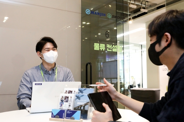 16일, 2023 F/W 서울패션위크 트레이드쇼 ㈜한진 해외 물류 상담 데스크에서 관계자가 상담을 진행하고 있다. / 사진제공:한진