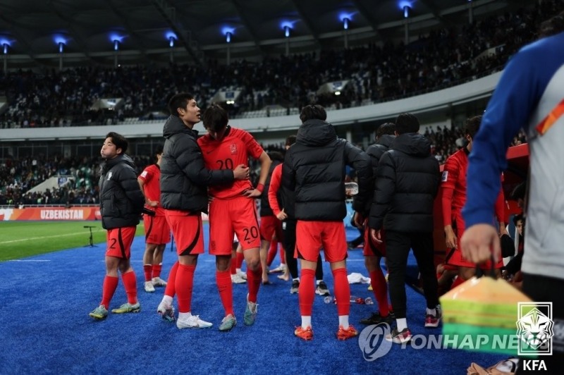 15일(현지시간) 아시아축구연맹(AFC) U-20 아시안컵 4강전 우즈베키스탄과 경기에서 한국 선수들이 승부차기 접전 끝에 패한 뒤 아쉬워하고 있다. [대한축구협회 제공]