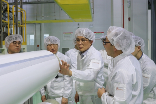 SK아이이테크놀로지 김철중 사장(가운데)이 지난 14일 중국 창저우시에 위치한 SK아이이테크놀로지 중국 생산공장을 방문해 관계자들과 생산 시설을 둘러 보고 있다. / 사진제공:SK이노베이션