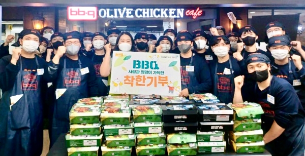 제너시스BBQ 그룹 2023년 신입사원들이 치킨대학에서 직접 만든 치킨을 착한기부를 통해 청소년복지시설에 보냈다. / 사진제공:BBQ