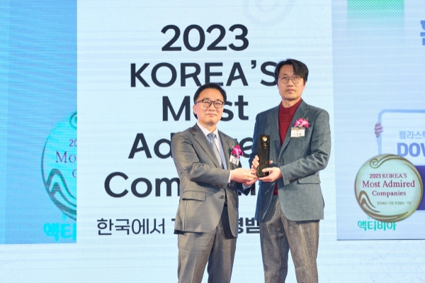 17일 한국능률협회컨설팅 주관으로 여의도 콘래드 서울에서 열린 ‘2023년 제20차 한국에서 가장 존경받는 기업’ 인증식에서 이동화 ㈜풀무원 홍보상무(사진 오른쪽)가 한국능률협회컨설팅 한수희 대표이사(사진 왼쪽)로부터 ‘한국에서 가장 존경받는 기업’ 올스타(All Star) 30대 기업 인증패와 인증서를 수여 받은 후 한국능률협회컨설팅 한수희 대표이사와 기념 사진을 찍고 있다. / 사진제공:풀무원