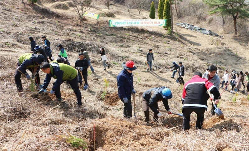 제78회 식목일 기념 ‘편백 3000주’ 식재 (사진제공 = 보성군)