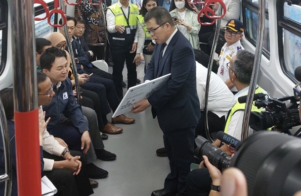 국가철도공단 박진현 신성장사업본부장(가운데)이 17일(금) 원희룡 국토교통부 장관(왼쪽 두 번째), 자카르타 헤루 부디 하르토노 주지사대행(왼쪽 첫 번째)과 자카르타 경전철을 시승하며 사업현황에 대해 설명하고 있다. / 사진제공:국가철도공단