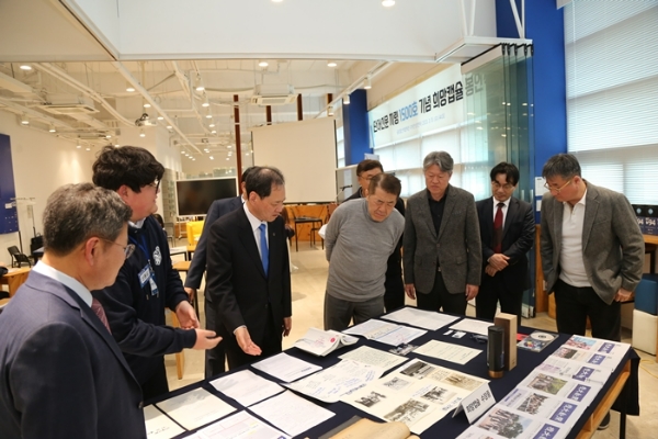 △ 희망캡슐에 봉인될 물품들을 살펴보고 있는 김수복 총장과 행사 관계자들.