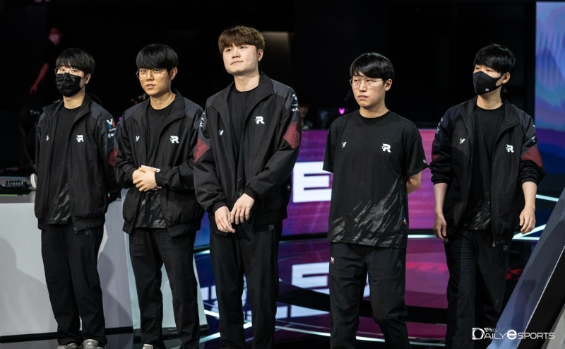 '롤러코스터' kt, 초반 흔들림에도 2세트 역전승