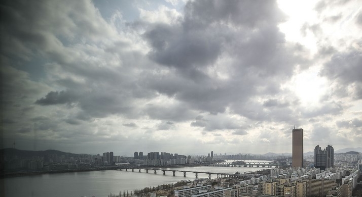 지난 15일 오전 서울 영등포구 파크원 빌딩에서 바라본 도심이 흐린 모습을 보이고 있다.