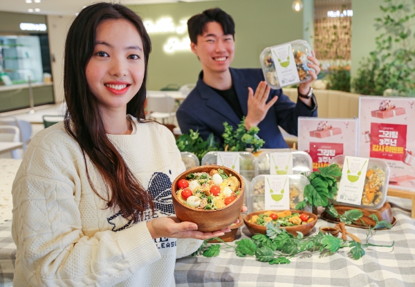 19일 오전, 경기 용인시 수지구에 위치한 현대그린푸드 본사 사옥에서 직원들이 현대그린푸드 케어푸드 간편식 그리팅의 '칼로리 식단' 제품을 소개하고 있다. / 사진제공:현대백화점