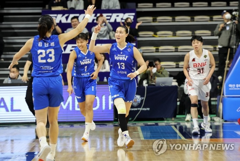 (아산=연합뉴스) 19일 충남 아산 이순신체육관에서 열린 여자농구 챔피언결정전 1차전 우리은행과 BNK의 경기. 공격에 성공한 김정은이 동료들과 기쁨을 나누고 있다.