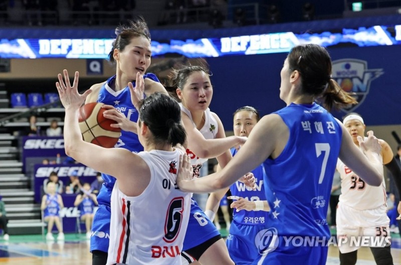 (아산=연합뉴스) 19일 충남 아산 이순신체육관에서 열린 여자농구 챔피언결정전 1차전 우리은행과 BNK의 경기. 양 팀 선수들이 치열한 몸싸움을 하고 있다.