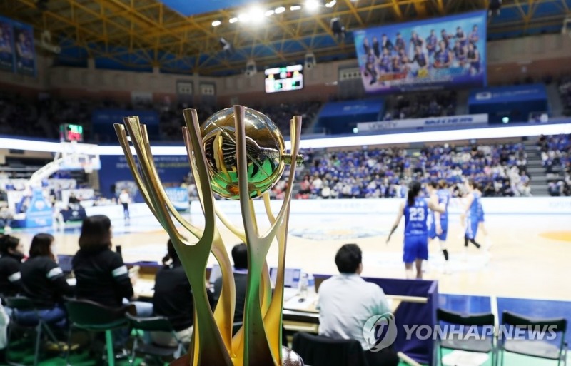 (아산=연합뉴스) 19일 충남 아산 이순신체육관에서 열린 여자농구 챔피언결정전 1차전 우리은행과 BNK의 경기가 펼쳐지고 있다. 사진은 경기장에 있는 트로피 모습.