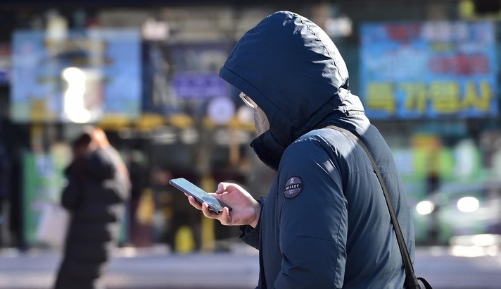 3월 중순 꽃샘추위로 전국 아침 영하권 날씨를 보인 지난 13일 오전 대구 중구 동성로 옛 중앙파출소 앞 광장에서 시민이 두꺼운 겉옷을 입고 걸어가고 있다.