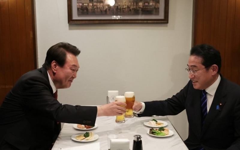 16일 생맥주 건배하는 윤석열 대통령과 기시다 총리