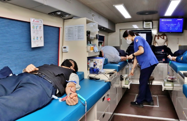 ▲포스코와이드 직원이 ‘사랑의 헌혈 캠페인’에 참여하고 있다.