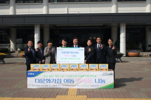 박수기 NH농협은행 IT부문 부행장, 김성제 의왕시장, 서을구 NH농협 IT노조위원장이 학용품 전달식 후 기념사진을 촬영하고 있다. / 사진제공:NH농협은행