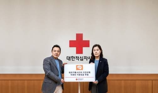 위버스마인드 경영기획실 오삼열 차장(왼쪽)과 대한적십자사 박선영 본부장