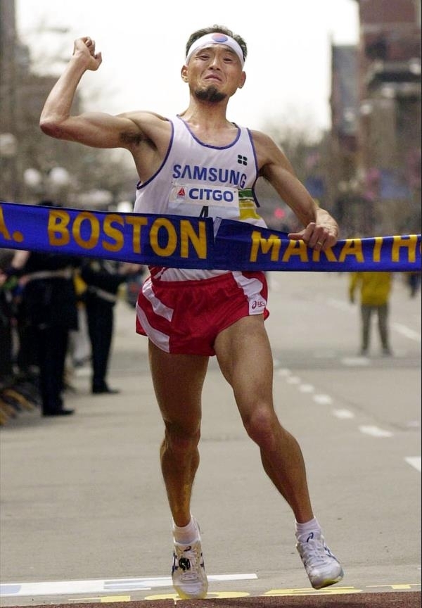 2001년 보스톤 마라톤 대회서 우승을 차지하던 이봉주 모습. [대한체육회 제공]