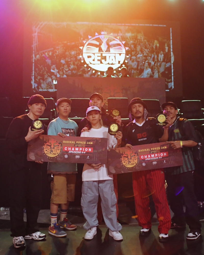 브라더그린 멤버들이 우승 후 기념 촬영을 하고 있다.(왼쪽부터 피직스, 스테퍼, 돌, 츠키, 라이언, 티플로우) / 사진제공=브라더그린