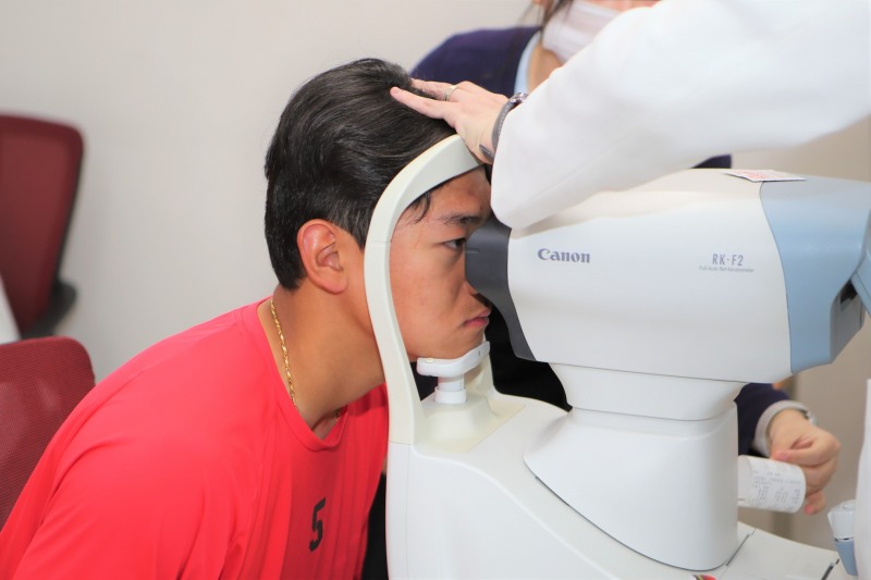 KIA 김도영이 21일 광주-기아 챔피언스 필드에서 밝은안과21병원 의료진으로부터 눈 종합 검진을 받고 있다.[사진 KIA 타이거즈]