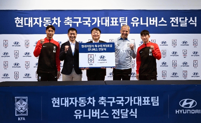 현대자동차가 대한민국 축구 국가대표팀 이 최상의 컨디션으로 경기에 나설 수 있도록 대한축구협회(KFA)에 전용버스를 후원한다고 21일 밝혔다. 사진은 전용버스 전달식에 참석해 기념촬영을 하고 있는 (왼쪽부터)백승호 선수, 이영표 대한축구협회 부회장, 현대자동차 국내사업본부장 유원하 부사장, 위르겐 클린스만 감독, 김문환 선수의 모습. (사진 = 현대자동차 제공)