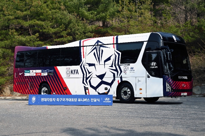 현대자동차가 대한민국 축구 국가대표팀 이 최상의 컨디션으로 경기에 나설 수 있도록 대한축구협회(KFA)에 전용버스를 후원한다고 21일 밝혔다. 사진은 현대자동차가 축구 국가대표선수팀에게 증정한 유니버스 전용버스의 모습. (사진 = 현대자동차 제공)