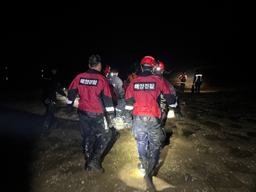 당암포구 인근 야간 갯벌체험 고립자 구조 (사진제공 = 태안해양경찰)