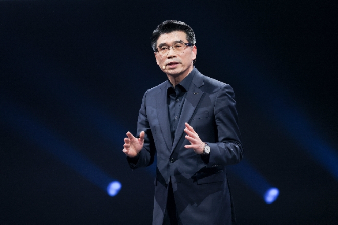 기아는 지난 20일 중국 상해 E-스포츠 문화센터에서 열린 ‘기아 EV 데이’에서 준중형 전동화 SUV ‘콘셉트 EV5’를 처음으로 공개하며 중국 전동화 시장 본격 진출을 선언했다고 21일 밝혔다. 사진은 ‘기아 EV 데이’에서 발표하고 있는 송호성 기아 사장의 모습. (사진 = 기아 제공)