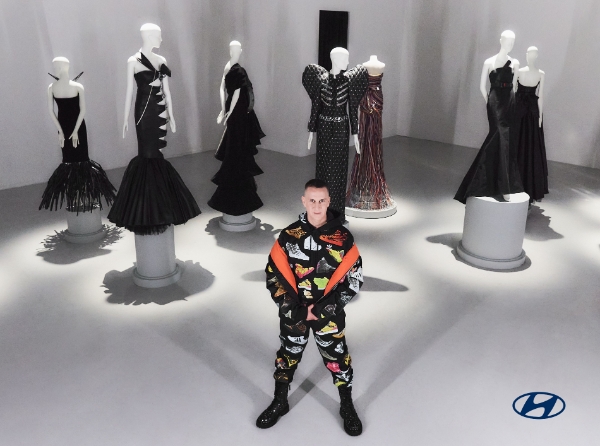 ‘2023 리스타일 컬렉션’ 앞에서 포즈를 잡고 있는 제레미 스캇(Jeremy Scott)