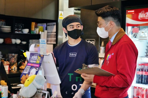 제너시스BBQ의 비지니스 매니저(BM, Business Manager)가 매장을 방문하여 매출을 분석하고 개선 방안에 대해 상담하고 있다. / 제공:BBQ