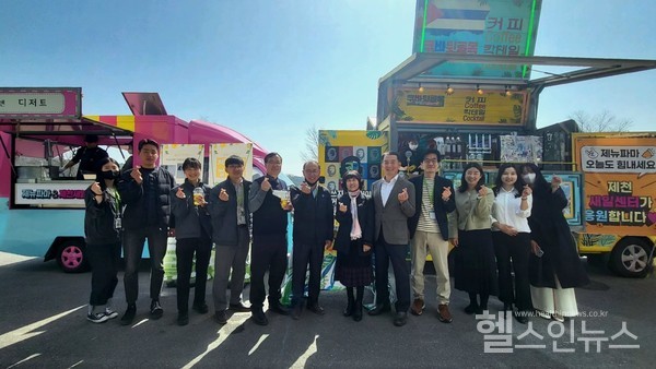 제뉴원이삼수대표(오른쪽에서다섯번째)와제천여성새로일하기센터이화선센터장(오른쪽에서여섯번째)이제뉴파마에서커피트럭행사를진행하고임직원과함께기념사진을촬영하고있다.(제뉴원사이언스제공)