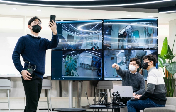 SK텔레콤은 자사 분당 사옥 내에 국내 중소기업과의 오픈랜 기술 협력을 위한 5G오픈랜 인빌딩(실내) 실증망을 구축하고, 안정적인 서비스 연동 품질을 확인했다고 22일 밝혔다.사진은 SKT 구성원들이 실내 실증망을 시험하는 모습.