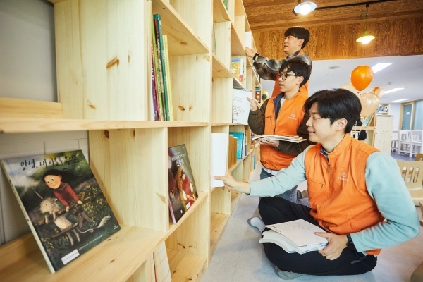 ▲ ㈜한화 건설부문 직원들이 포레나 도서관 조성사업 봉사활동을 진행하고 있다.