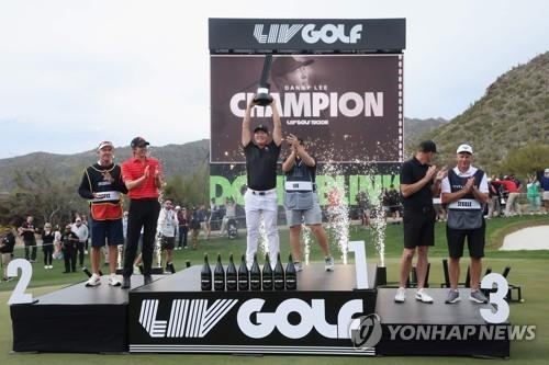 LIV 골프 2차전 시상식. 뉴질랜드 교포 대니 리가 개인전 우승을 차지했다.[AFP/게티이미지=연합뉴스]