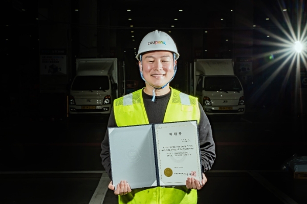 쿠팡 일산 5캠프에서 지게차를 운전하는 장기영(44) 씨가 대학 학위증을 들어 보이고 있다. / 제공:쿠팡