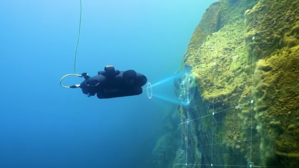 수중드론 조종하는 모습