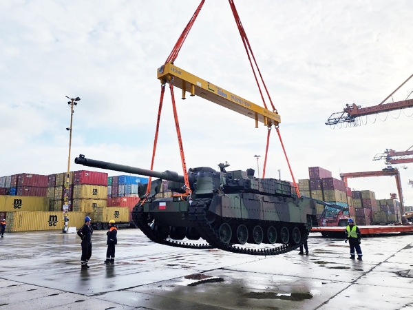 폴란드 그드니아 항구에 도착한 K2 전차 모습. / 제공:현대로템