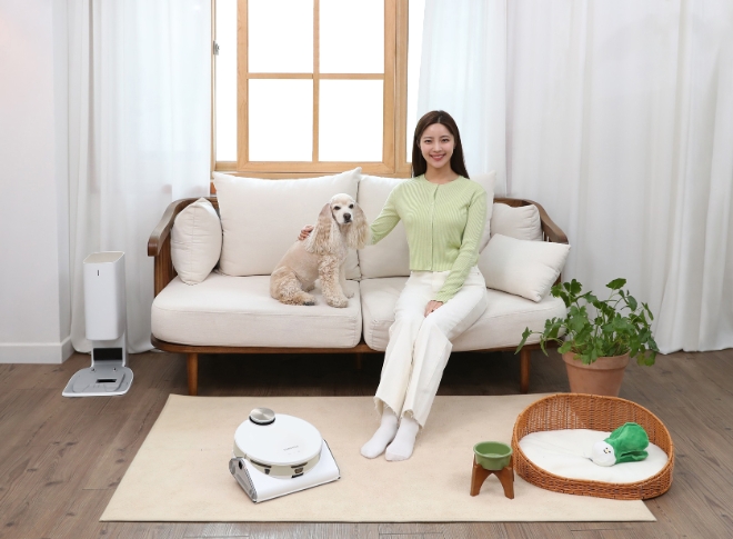 삼성전자는 강력한 청소 성능에 펫 케어 기능을 강화한 2023년형 로봇청소기 ‘비스포크 제트 봇 AI’를 24일 출시한다. 사진은 삼성전자 모델이 강력한 청소 성능에 펫 케어 기능을 강화한 2023년형 '비스포크 제트 봇 AI'를 소개하고 있는 모습. (사진 = 삼성전자 제공)
