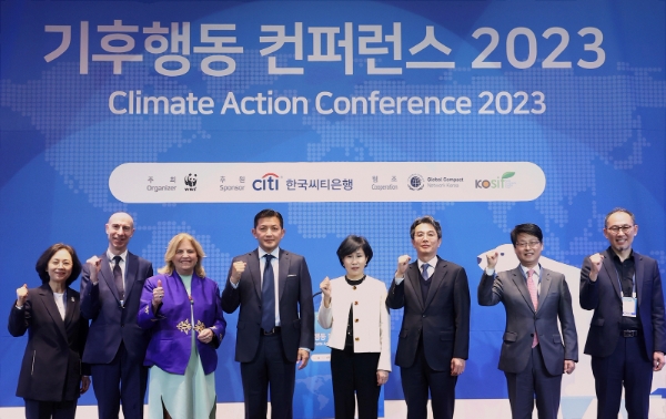 한국씨티은행은 3월 23일 WWF-Korea(세계자연기금 한국본부)가 주최한 ‘기후행동 콘퍼런스 2023’을 후원했다고 밝혔다.좌측부터 홍윤희 WWF-Korea 사무총장, 크리스토프 베세(Christophe Besse)주한 EU대표부 무역 및 경제 대표, 마리아 카스타요 페르난데즈(Maria Castillo Fernandez)주한 EU대표부 대사, 홍정욱 WWF-Korea 이사장, 유명순 한국씨티은행 은행장, 조홍식 외교부 기후환경대사, 정서용 고려대학교 국제학부 교수, 남정호 한국해양수산개발원 선임연구위원. / 제공:한국씨티은행