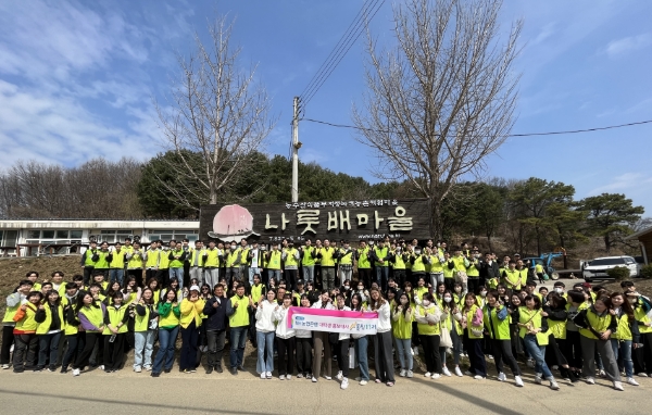 서울농협 임직원들이 올해 선발된 대학생 봉사단 N돌핀 11기 강남팀 학생들과 함께 기념촬영을 하고 있다. / 제공:NH농협은행 서울본부